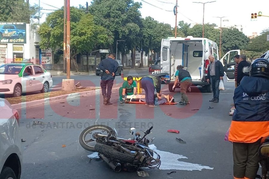 Un joven se cruzó de carril en plena Belgrano y chocó a dos