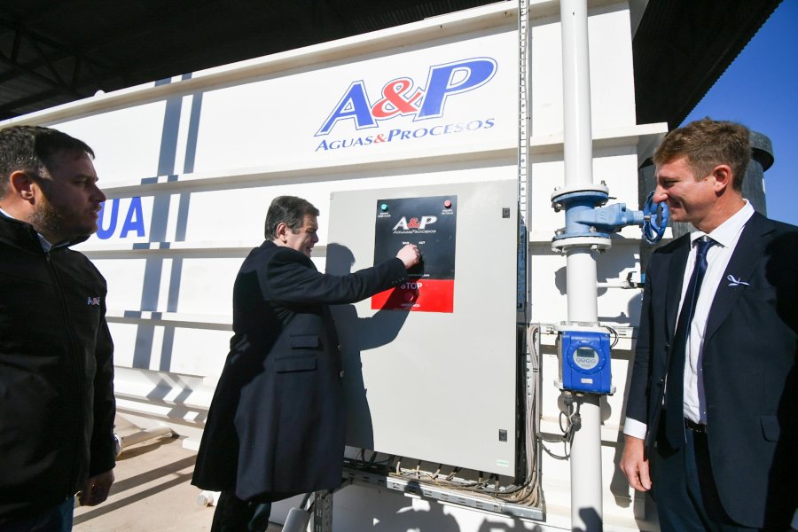 Zamora inauguró obras en una planta potabilizadora una sala de