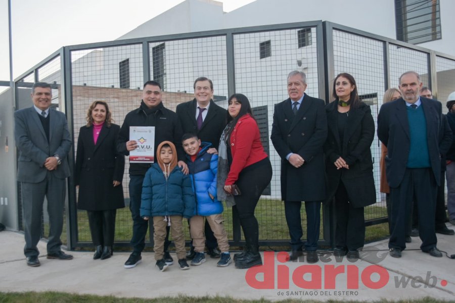 Zamora entregó e inauguró 80 viviendas en el barrio Ampliación Los