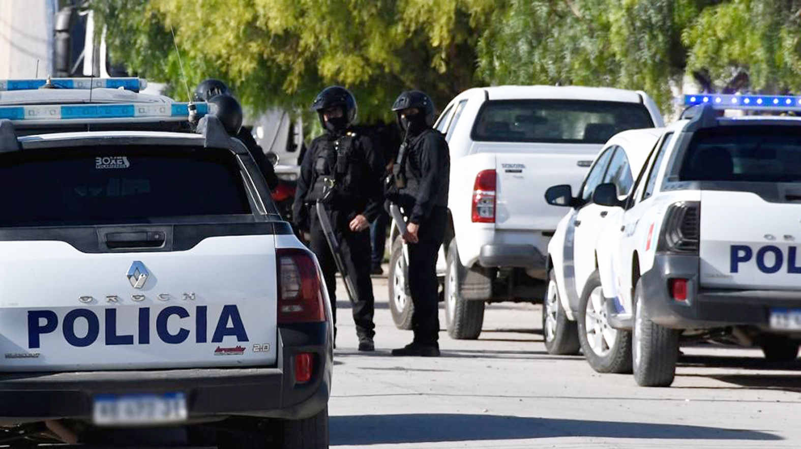 Insultó a su esposo en su trabajo y lo golpeó con el celular en el