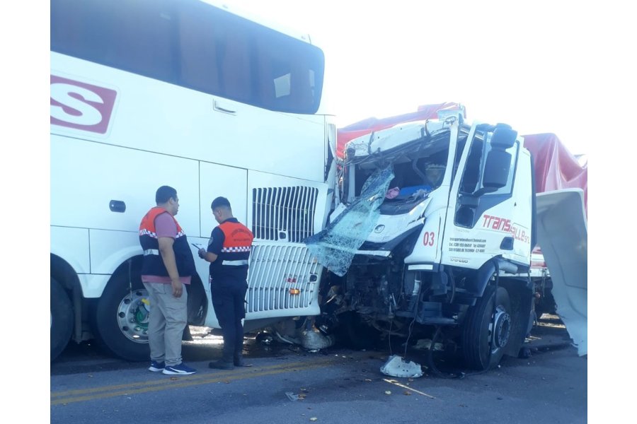 Dos Colectiveros Y Un Camionero Heridos En Un Choque En Cadena En La