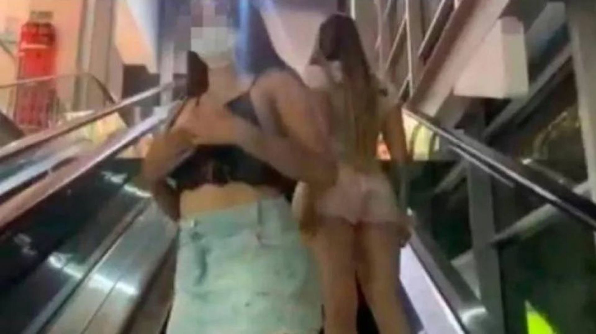 Polémica y revuelo: en pleno shopping, dos actrices grabaron un video para  adultos | Nuevo Diario Web