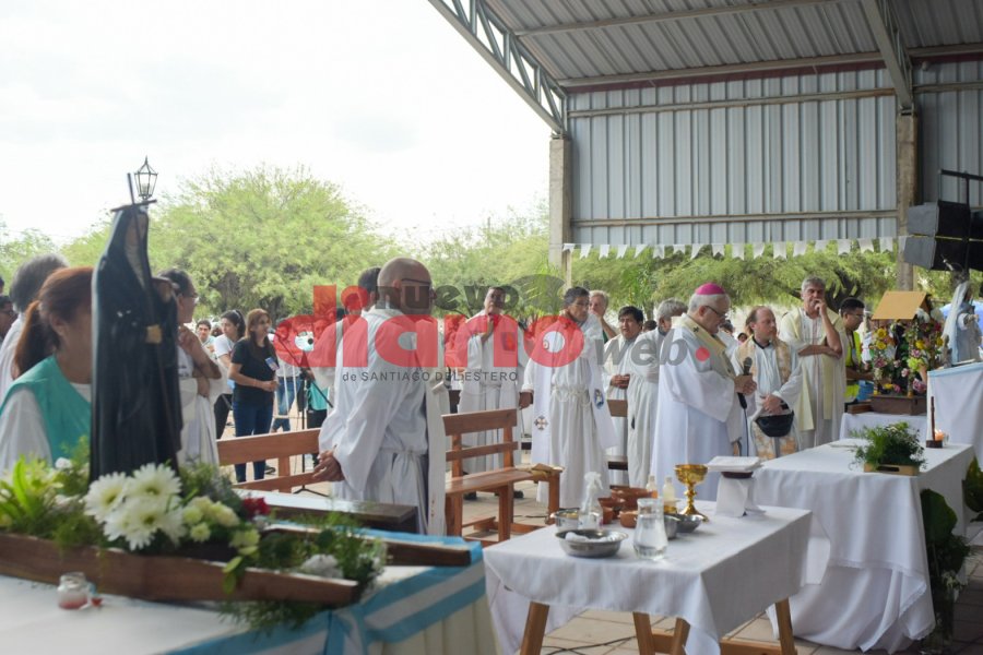 <b>El monseñor Sánchez de Tucum&aacute;n en la misa de ayer.</b>