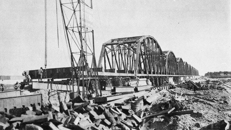 Una antiqu&iacute;sima postal de la construcci&oacute;n del Carretero.