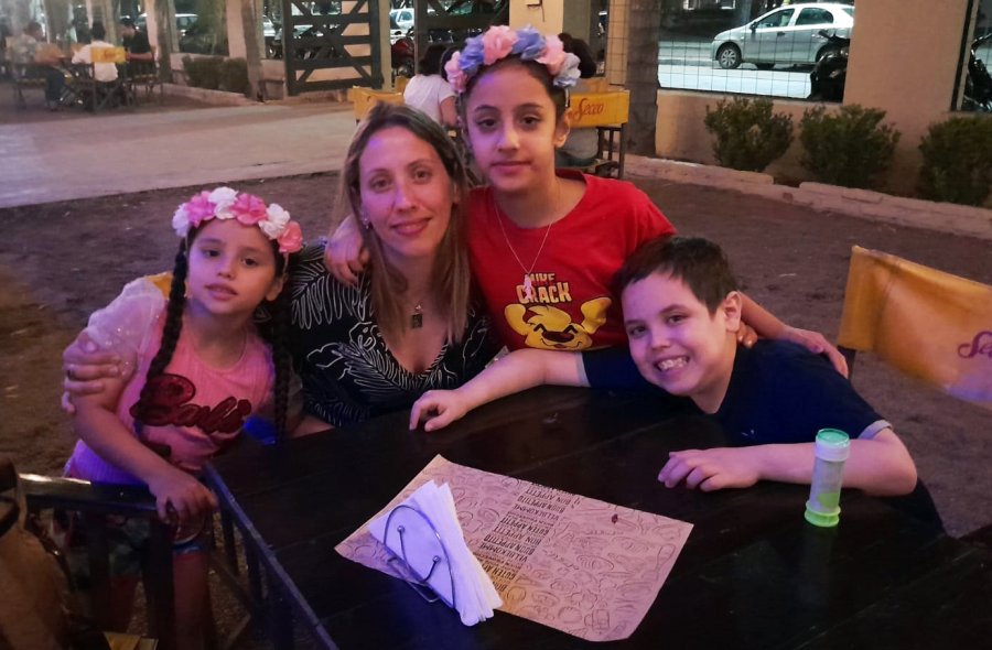 Natalia con Tizi (14), Mara (9) y Ari (6).