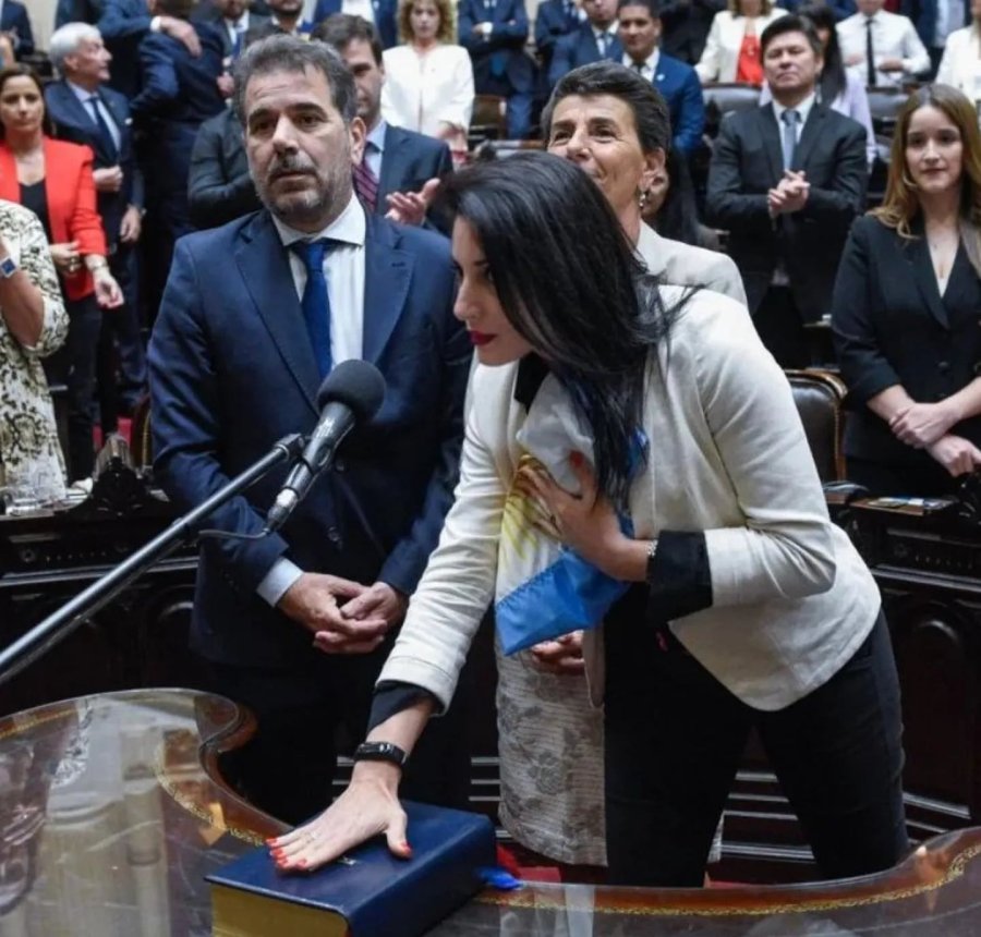 Juliana Santill&aacute;n se presenta ante sus m&aacute;s de 27 mil seguidores en Instagram como diputada nacional por La Libertad Avanza, diplomada en Econom&iacute;a Austr&iacute;aca (por la Universidad ESEADE) y madre de tres hijos.
