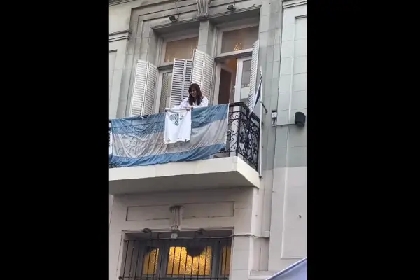 Cristina Kirchner salió al balcón y mostró un buzo de la Universidad de La Plata