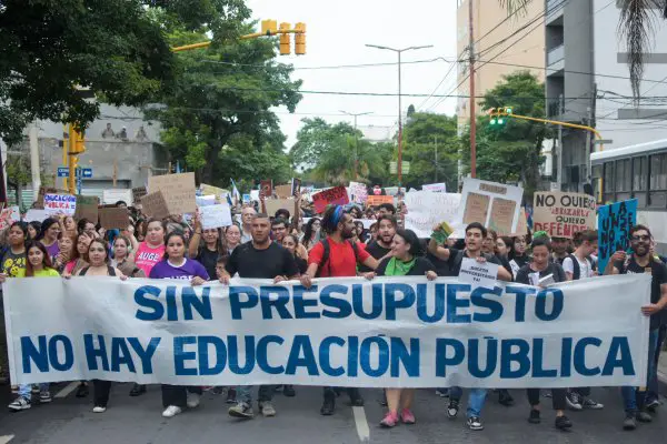 Miles de santiagueños salieron a las calles en defensa de la universidad pública