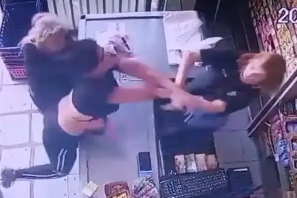 VIDEO:  Atacaron brutalmente a la cajera de un supermercado chino en La Plata