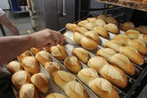 Desde hoy el precio sugerido del kilo de pan pasa a $2.000 o más