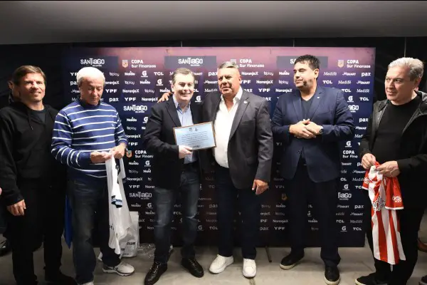 El gobernador entregó presentes a Tapia y a dirigentes de los finalistas de la Copa de la Liga