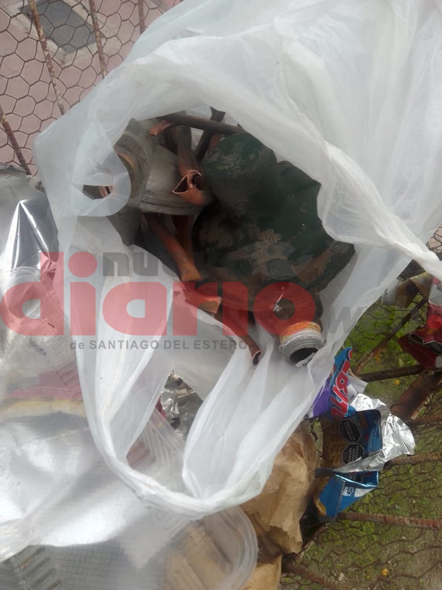 Abandon&oacute; el bot&iacute;n en un cesto de basura.