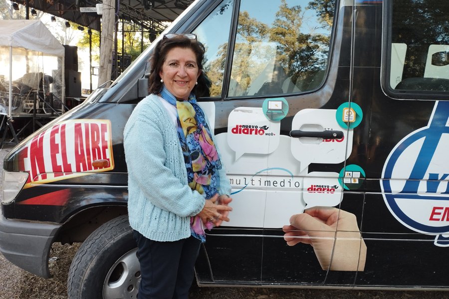 Elena Larrosa, con el móvil del Multimedio. Elena Larrosa, con el móvil del Multimedio.