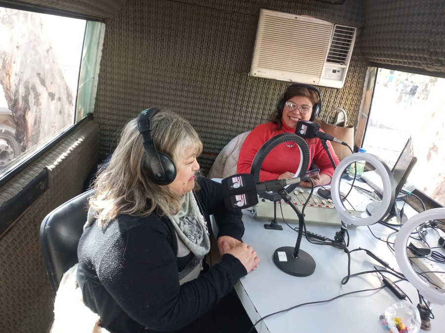 Luisa presente en el estudio móvil de LV11.