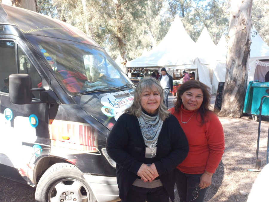 Luisa Galv&aacute;n junto a la conductora Nancy Urquiza.