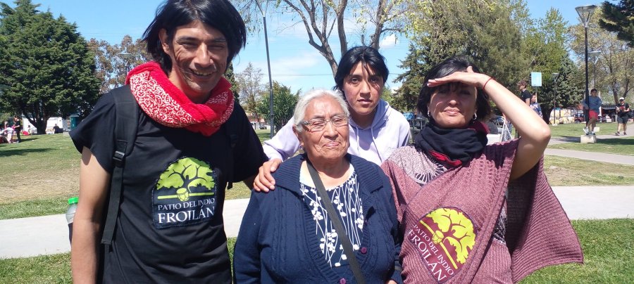 Do&ntilde;a Ermelinda con Pablo Carabajal y otros.