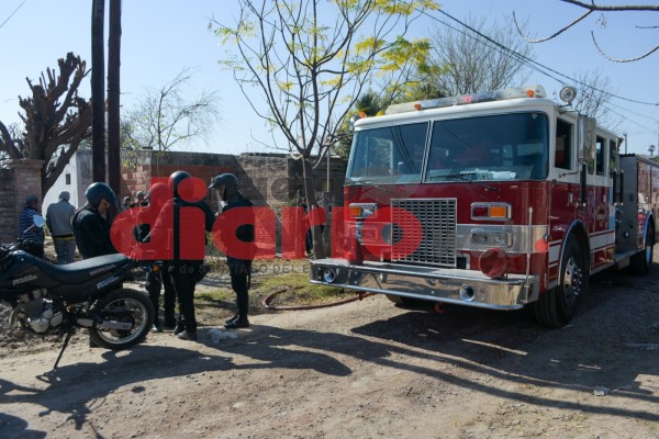 Se prendió fuego una casa del B° 8 de Abril, los bomberos lograron sofocarlo