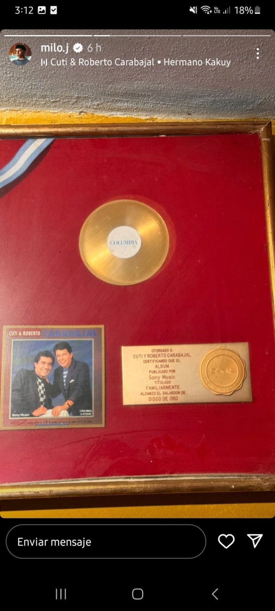 Milo J. muestra en una historia de Instagram el disco de oro de Cuti y Roberto.