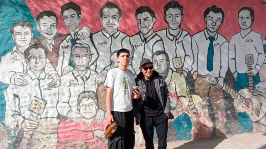 Aqui en el Patio de la Abuela, con un mural que representa a los 12 hermanos Carabajal.