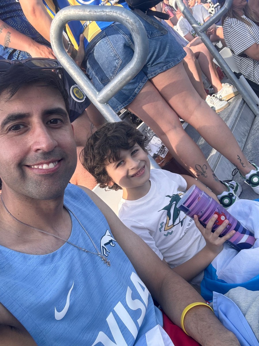 Mat&iacute;as junto a su hijo menor disfrutando de una jornada ol&iacute;mpica.