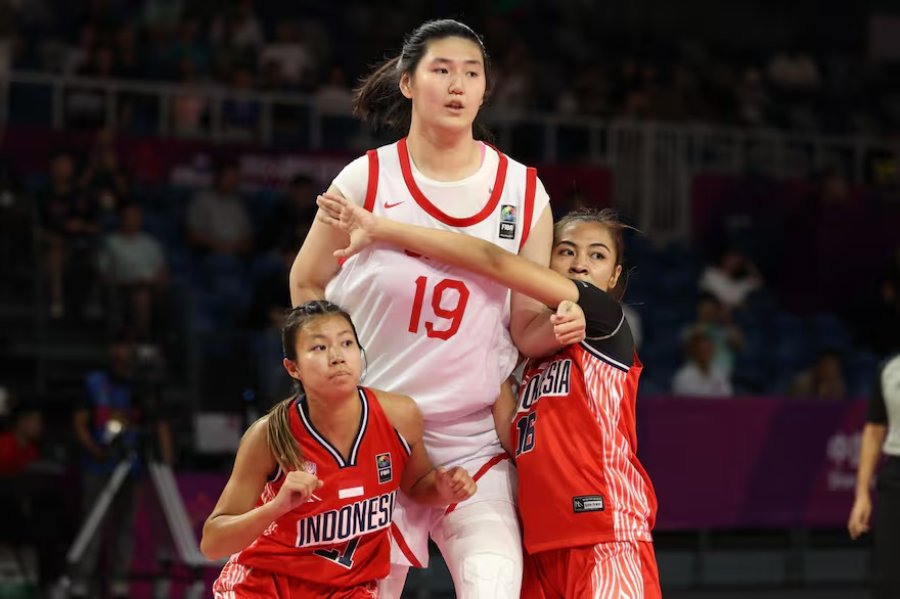 Zhang Ziyu deslumbra al mundo del b&aacute;squetbol con sus 2.20 metros.