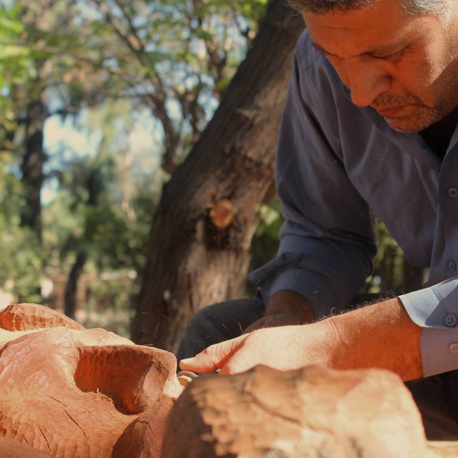 Madera, marmol y metal: Elemnetos de su arte.