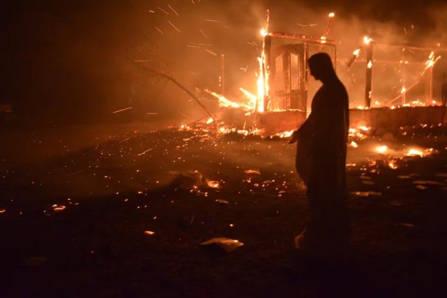 Totalmente impactate, el templete de fondo en llamas y la Virgen Mar&iacute;a intacta.