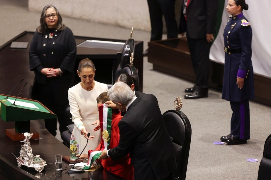 L&oacute;pez Obrador entrega la banda presidencial.