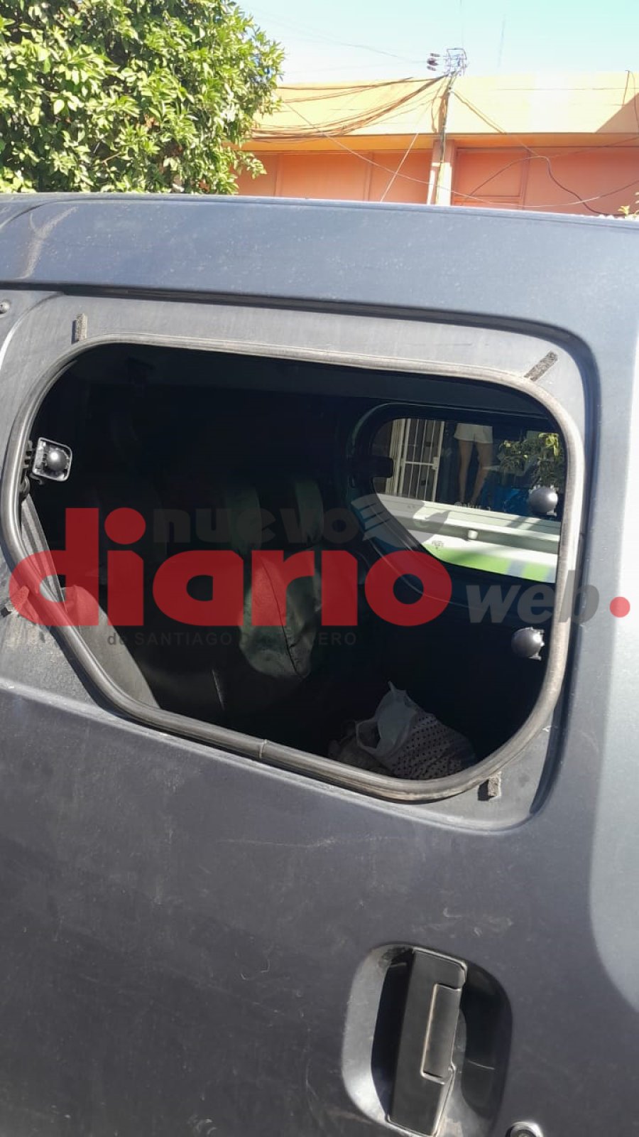Los cristales dañados del utilitario Renault Kangoo.