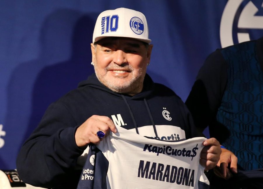 El Diego como DT de Gimnasia y Esgrima de La Plata.