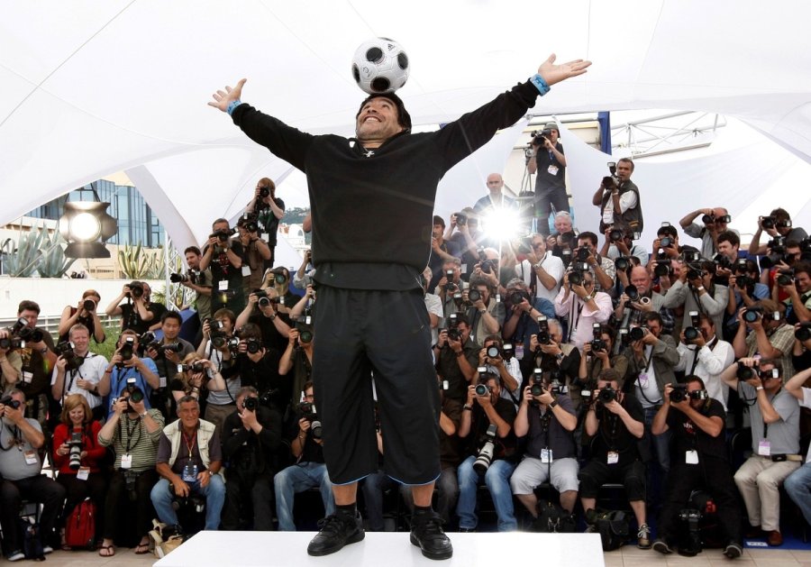 2008, posando durante la presentaci&oacute;n del documental Maradona en Cannes. Foto: AP - Matt Sayles.
