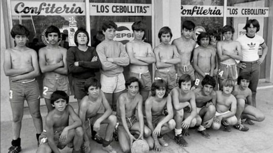 Las im&aacute;genes son de la &eacute;poca de Diego en su etapa en Cebollitas.
