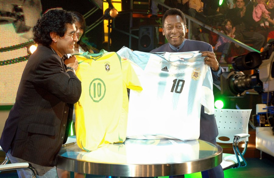 Diego Maradona y Pele intercambian camisetas de sus selecciones nacionales durante el estreno del programa de televisi&oacute;n de Maradona, 