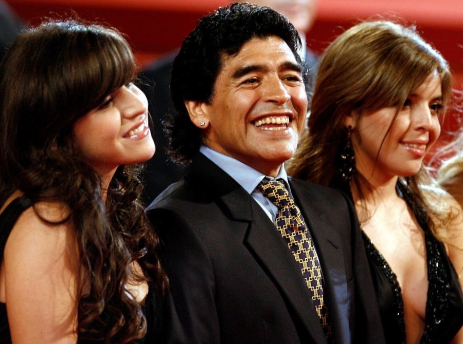 Diego Maradona y sus hijas Dalma y Giannina llegan para la proyecci&oacute;n de gala del documental 