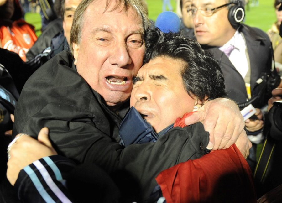 Carlos Bilardo abraza A Diego, cuando era entrenador de la Selecci&oacute;n Argentina, al final de un partido de clasificaci&oacute;n para la Copa Mundial 2010 contra Uruguay. Foto: Marcelo Carroll