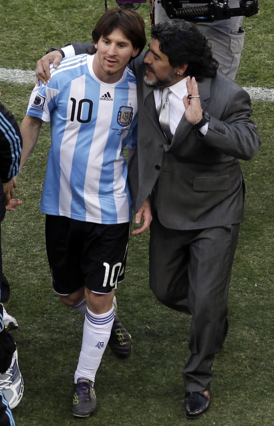 El 17 de junio del 2010, el entonces t&eacute;cnico de la selecci&oacute;n argentina Diego Maradona sale del campo junto a Lionel Messi despu&eacute;s que Argentina venciera a Corea del Sur en la Copa Mundial en Johanesburgo. Foto: AP Foto/Marcio Jos&eacute; S&aacute;nchez.