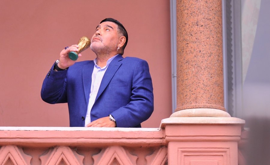 Diego Maradona en el balc&oacute;n de la Casa Rosada el 26 de diciembre de 2019. Foto: Maxi Failla.