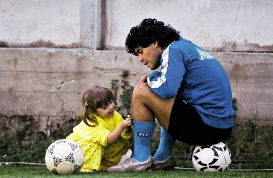 Diego y Dalma Maradona en la previa de un entrenamiento del N&aacute;poli en 1989. 
