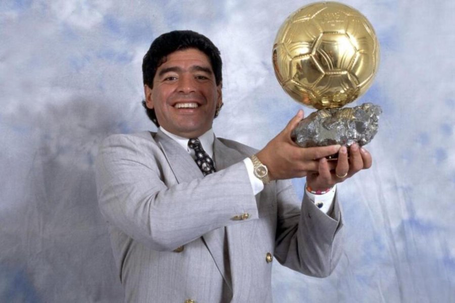 El premio honor&iacute;fico que en 1995 le obsequi&oacute; France Football al Diego.