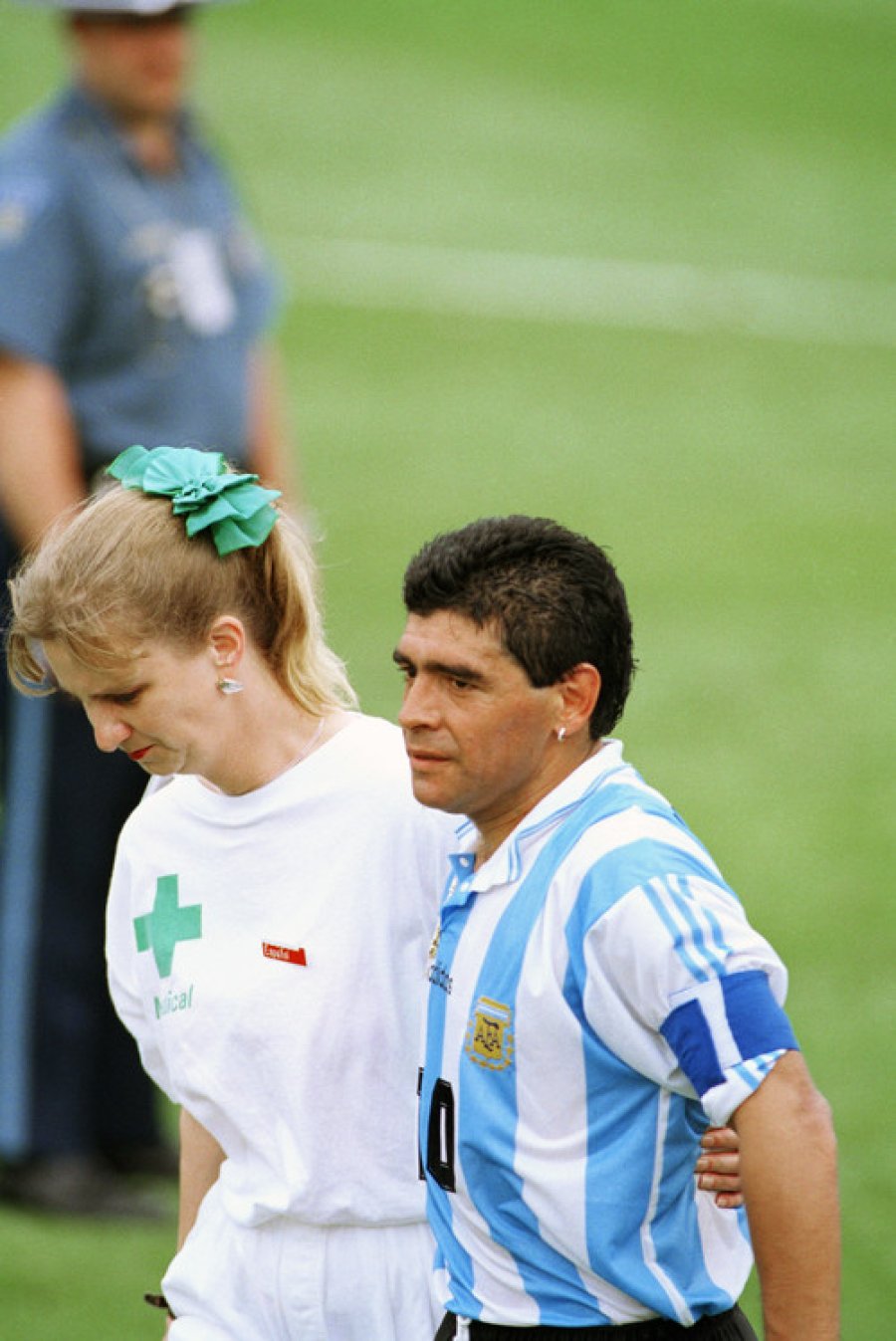 El 25 de junio de 1994, durante el Mundial de Estados Unidos, Diego sale del campo de juego para una prueba de drogas al azar en el Estadio Foxboro, luego de la victoria 2- 1 sobre Nigeria. No pas&oacute; una prueba y fue expulsado del torneo. Foto: AP / Joe Cavaretta.