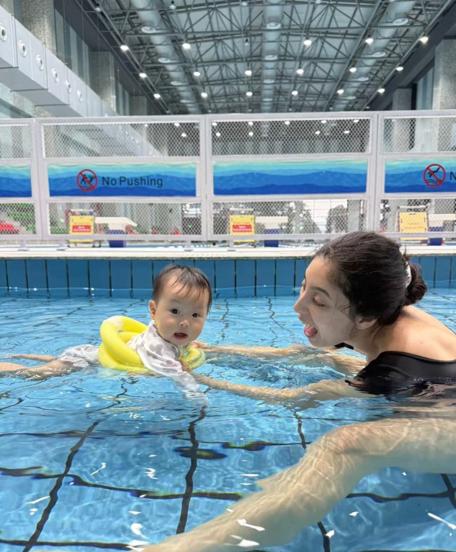 Micaela ense&ntilde;a trabaja con beb&eacute;s en matronataci&oacute;n y con ni&ntilde;os en actividades f&iacute;sicas.