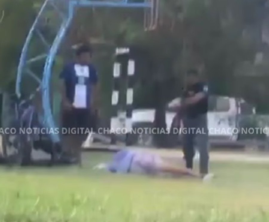 Captura de un video muestra a la v&iacute;ctima ya herida en el suelo.