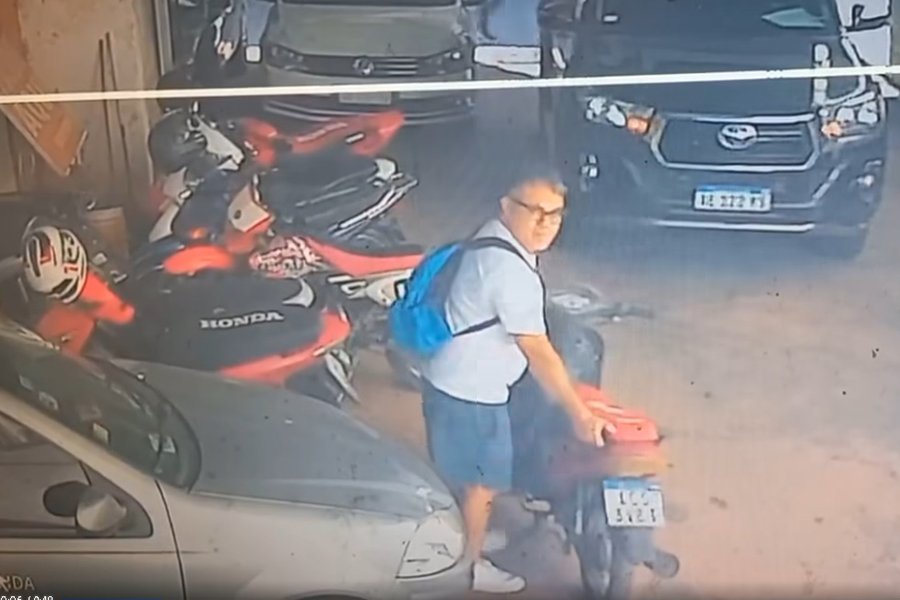 Mira hacia atrás para asegurarse de que nadie lo vea.