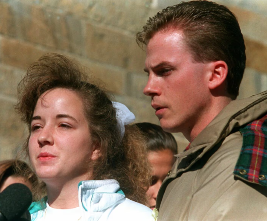 La asesina junto al padre de los ni&ntilde;os -quien no sab&iacute;a nada del crimen- pidiendo ayuda a la sociedad para hallar a los peque&ntilde;os 