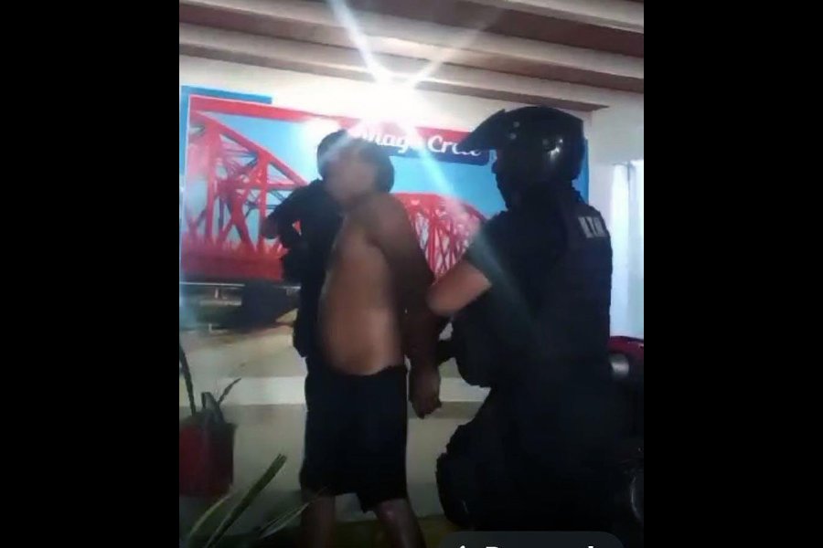 Momento que llevaban al hombre hacia el móvil.