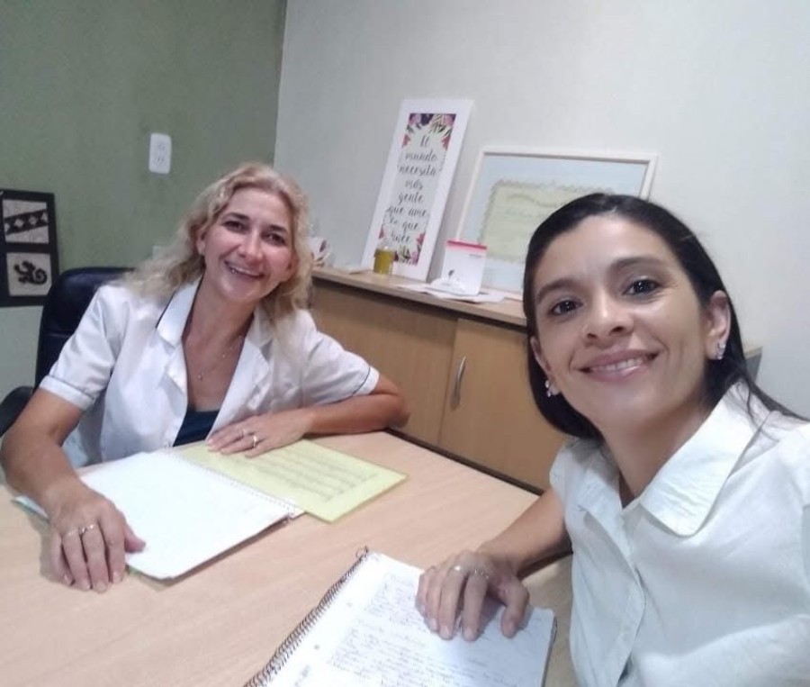 Junto a la profesional en una sesi&oacute;n de fonoaudiolog&iacute;a.