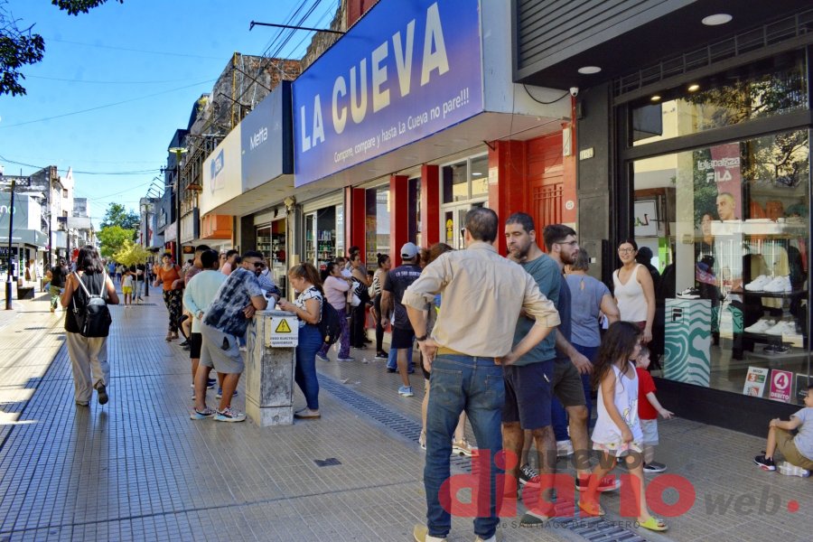 Largas colas en algunos negocios capitalinos.