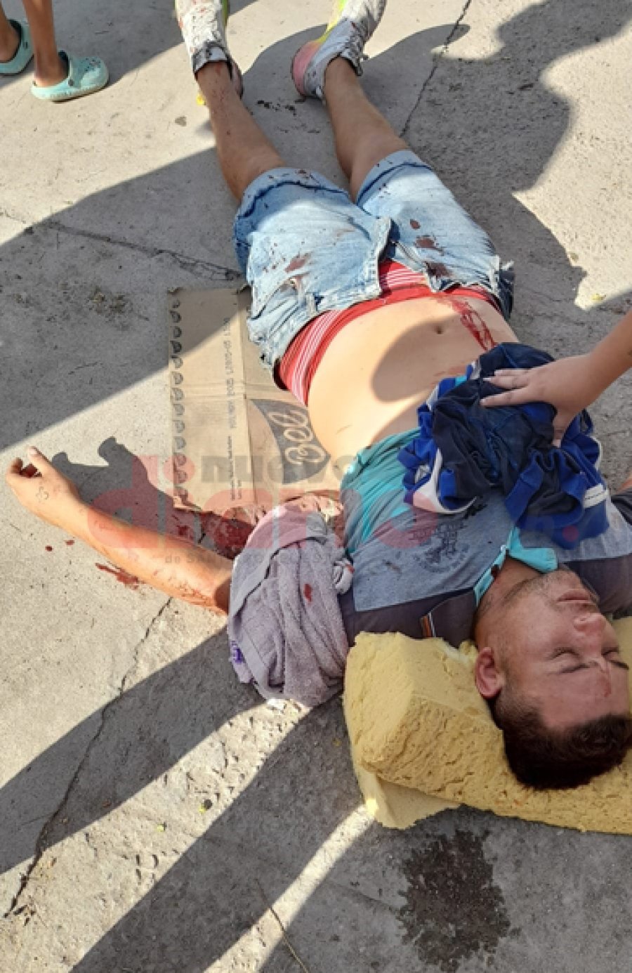 La victima fue asistida en la calle.