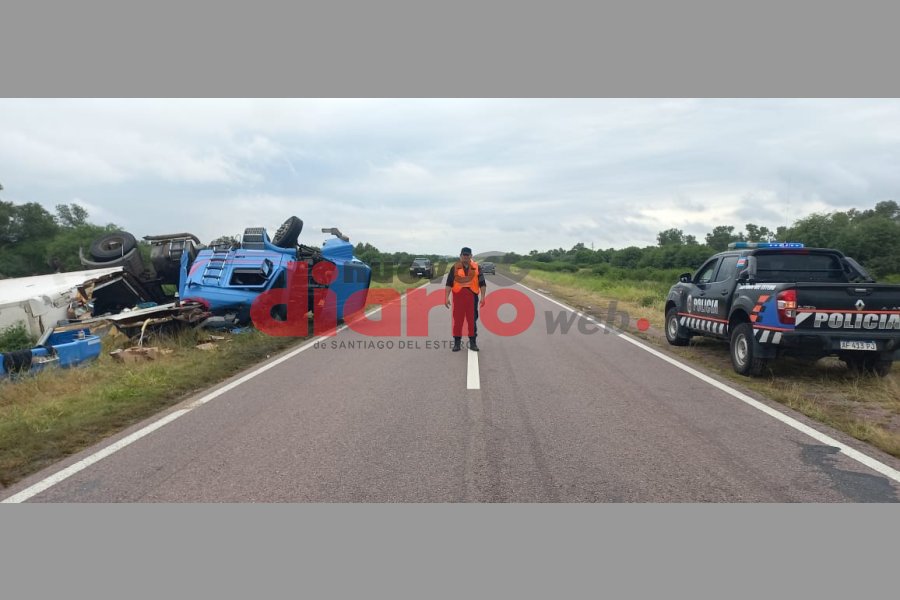 La camioneta quedó sobre la banquina. La camioneta quedó sobre la banquina.