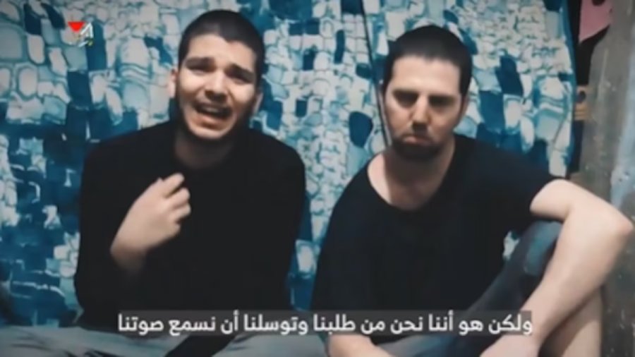 Imagen del video donde el reh&eacute;n suplica reunirse con su familia
